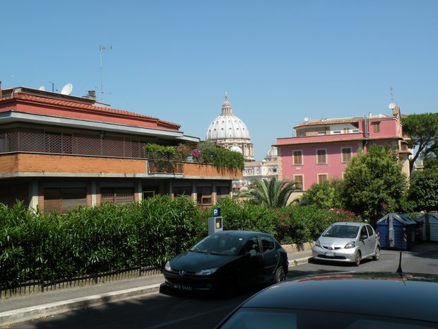 Le Dôme de Saint-Piere vu depuis la Via delle Mura Aurelie